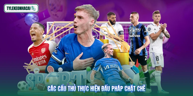 Các cầu thủ thực hiện đấu pháp chặt chẽ